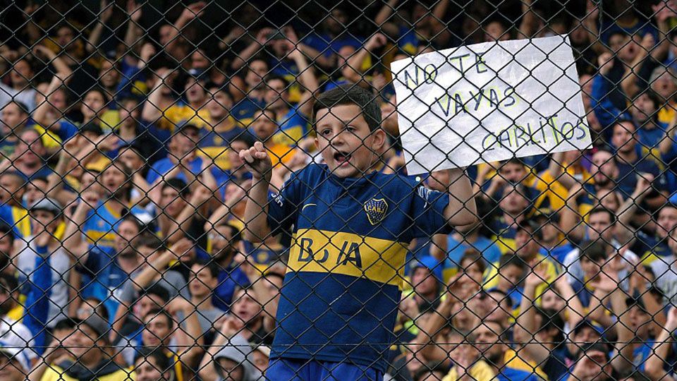 Fans Boca Juniors yang berharap Carlos Tevez tidak pindah ke klub China. Copyright: &copy; Getty Images